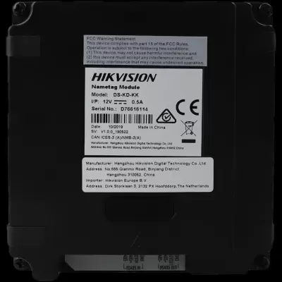 Módulo de identificação HIKVISION preto com etiqueta branca contendo informações técnicas