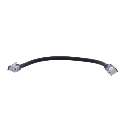 Cabo Ethernet preto com conectores RJ45 transparentes.