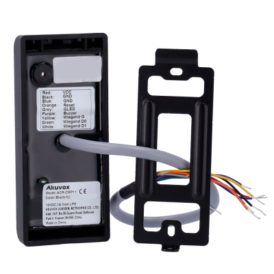 Dispositivo eletrónico Akuvox ACR-CRP11 preto com cabos coloridos e suporte de montagem preto
