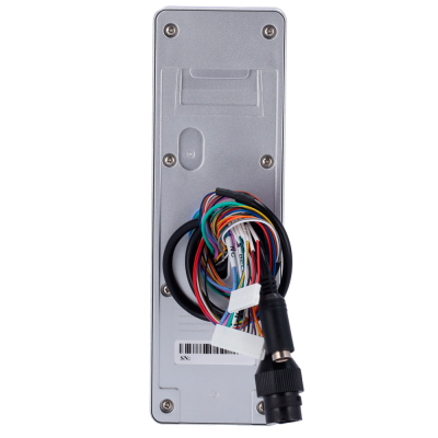 Dispositivo eletrónico metálico com cabos coloridos e conectores