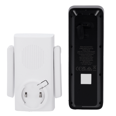 Videoporteiro preto com texto e dispositivo branco com duas antenas e suporte de tomada