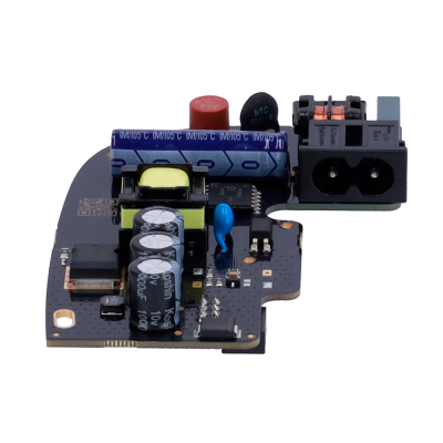 Placa eletrónica com componentes eletrónicos variados e conector preto