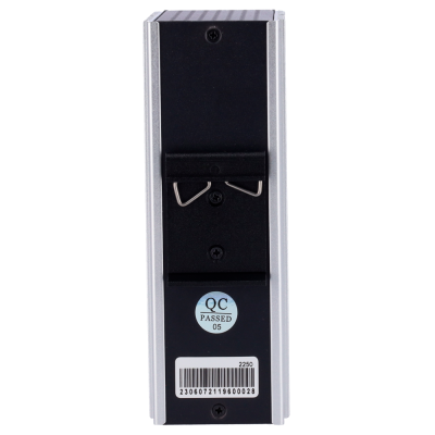 Dispositivo eletrónico cinzento e preto com clipe metálico e etiquetas QC PASSED 05 e código de barras