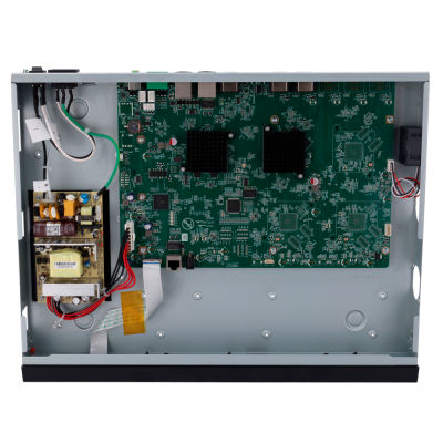 Interior de dispositivo eletrónico com placa verde e componentes diversos