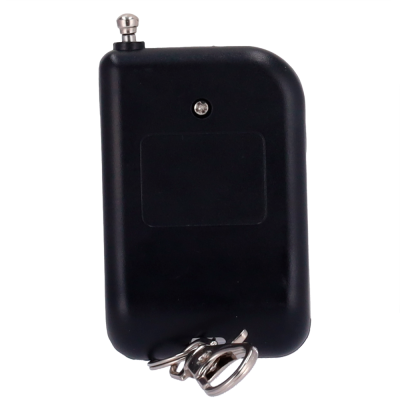 Controlo remoto preto com antena e argolas metálicas em fundo branco