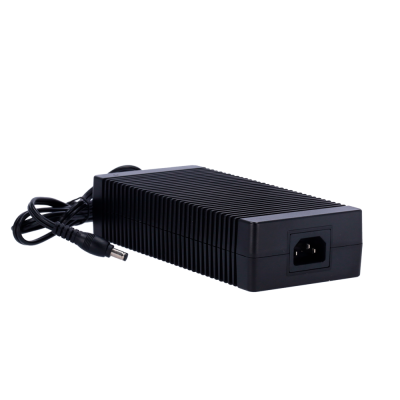 Carregador preto com cabo e conector cilíndrico