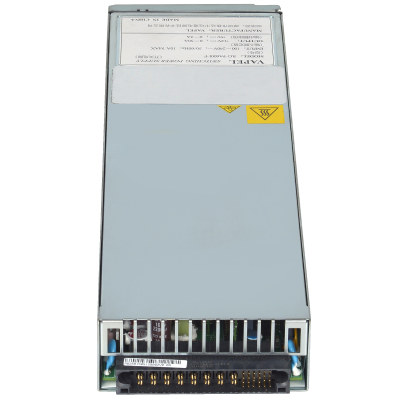 Transformador elétrico metálico prateado com ventilação e etiqueta técnica