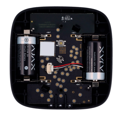 Interior de dispositivo eletrônico com pilhas AA e circuito impresso preto