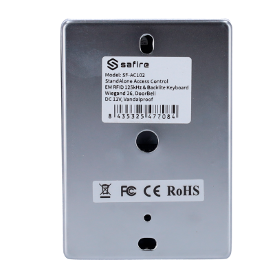 Painel metálico prateado com etiquetas e códigos