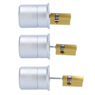 Três fechaduras cilíndricas metálicas prateadas com componentes dourados