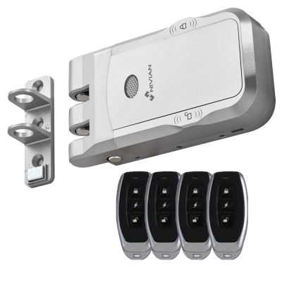 Fechadura eletrónica prateada com quatro comandos à distância pretos e suporte metálico.