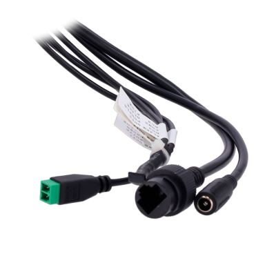 Cabo preto com conectores verde, RJ45 e cónico com etiquetas brancas.