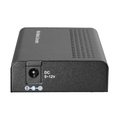 Caixa preta metálica retangular com entrada DC e símbolos de voltagem 5-12V