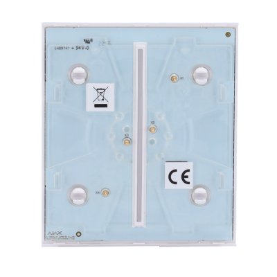 Placa eletrónica branca com etiquetas de reciclagem e certificação CE