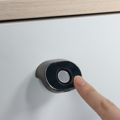 Dispositivo de campainha moderna com botão cinza e dedo a pressionar