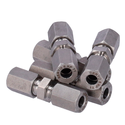 Uniões hidráulicas metálicas com acabamento hexagonal e texto gravado