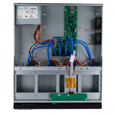 Interior de dispositivo eletrónico com cabos coloridos, placas de circuito e ventoinhas