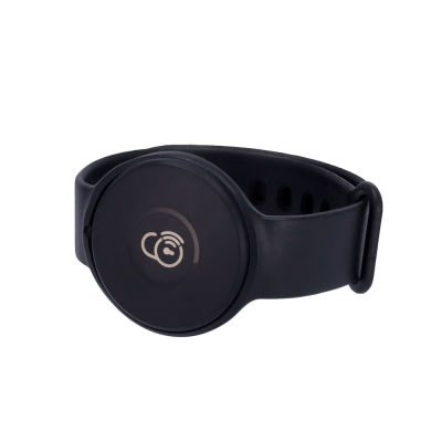 Pulseira inteligente preta com mostrador circular e símbolo branco no centro.