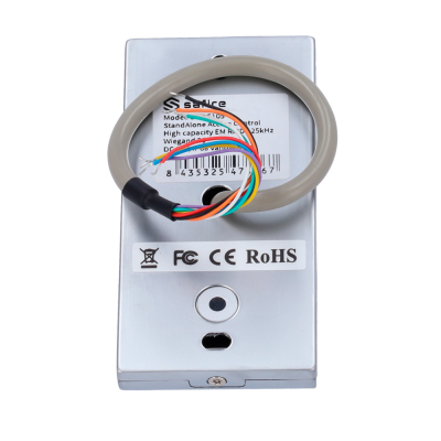 Dispositivo eletrónico com cabos coloridos e etiquetas técnicas