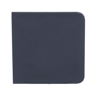 Estojo quadrado preto com cantos arredondados em fundo branco