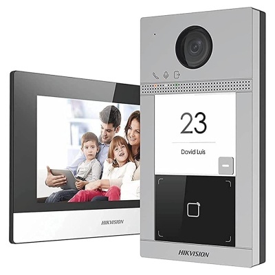 Intercomunicador vídeo porta cinzento e preto com ecrã a cores mostra família e painel com câmara e número 23