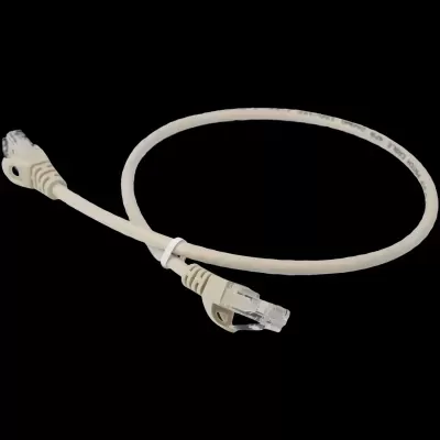 Cabo de rede branco com conectores RJ45 transparentes em círculo