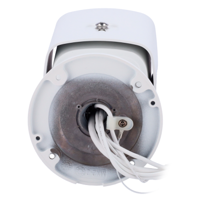 Base metálica circular com fios brancos e estrutura branca ao fundo