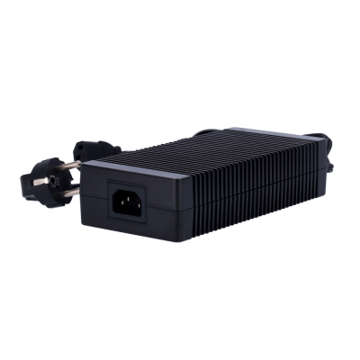 Carregador ou adaptador de energia preto com cabo e ficha tipo europeu