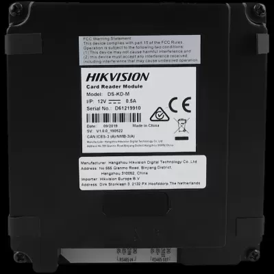 Módulo leitor de cartões Hikvision preto com etiquetas brancas e parafusos nos cantos