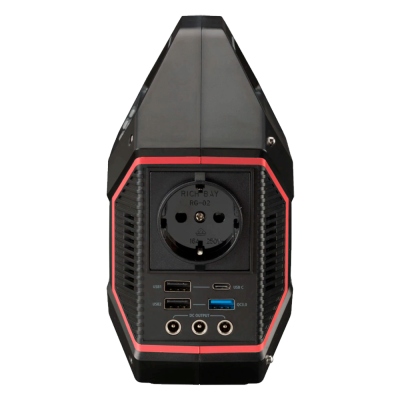 Dispositivo eletrónico preto com tomada frontal e múltiplas portas USB