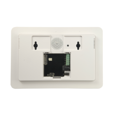 parte traseira de dispositivo elétrico branco com aberturas e compartimento aberto