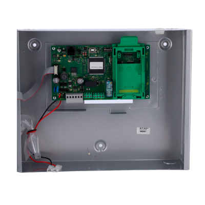 Caixa metálica cinza com placa eletrónica verde montada e fios ligados