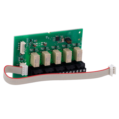 Placa eletrónica verde com cinco relés brancos e cabo fita cinzento com linha vermelha