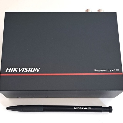 Dispositivo eletrônico e esferográfica pretos com logótipo HIKVISION em branco