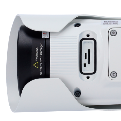 Câmara de vigilância branca com lente preta e aviso de garantia