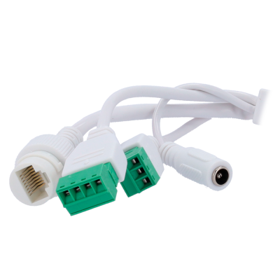 Cabos brancos com vários conectores eletrónicos sobre fundo branco