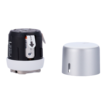 Dois componentes, um preto e branco com bateria CR123A visível, outro metálico prata com topo branco.