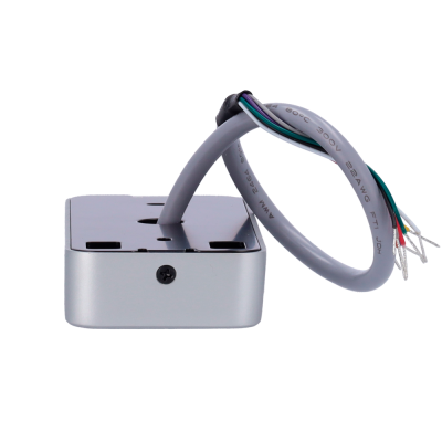 Base metálica prateada com cabo cinzento e fios coloridos expostos