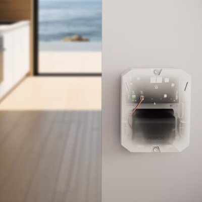 Dispositivo eletrónico transparente embutido na parede branca