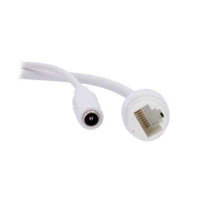 Cabo branco com conector DC e conector RJ45 branco sobre fundo branco