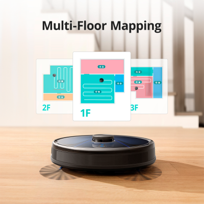 Robot aspirador preto a funcionar sobre piso de madeira com mapas de múltiplos pisos em fundo