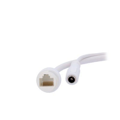 Cabo branco com conector RJ45 e conector de alimentação cilíndrico