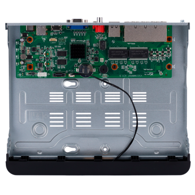 Placa eletrónica verde montada numa caixa metálica cinza com recortes, cabo preto e parte inferior preta