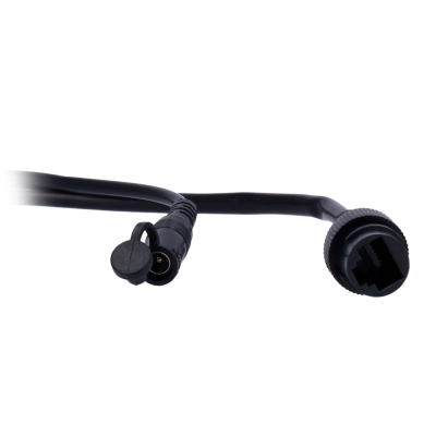 Cabo preto com conexões DC e RJ45 com tampas de proteção.