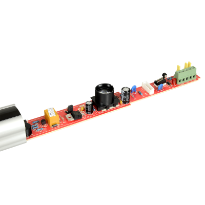 Placa eletrónica vermelha com componentes eletrónicos e conector verde