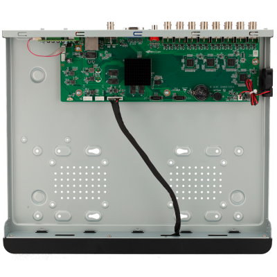 Interior de dispositivo eletrónico com placa de circuito verde e conectores BNC