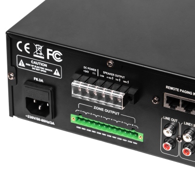 Equipamento eletrónico preto com várias conexões e etiquetas na parte traseira