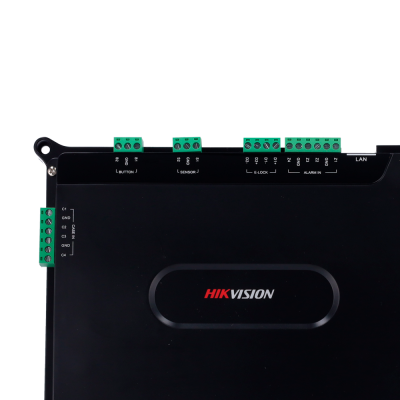 Dispositivo preto com conectores verdes e marca HIKVISION