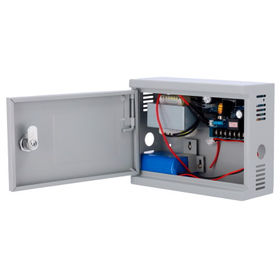 Caixa metálica cinzenta aberta com componentes eletrónicos internos e fios