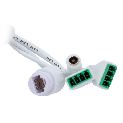 Cabos com conectores LAN e RJ45 brancos e verdes